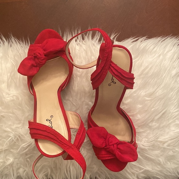 Stylish & sexy red heels! - Picture 3 of 5